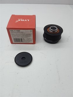 Шкив генератора H.AVANTE MD/ELANTRA с 11г.,i20,i30,i40,TUCSON/iX35,VELOSTER,K.CARENS,CEED,CERATO/FORTE,OPTIMA,SPORTAGE SL,SOUL,RIO (PA1192/37320-2B000)  LYNX , с обгонной муфтой - фото 42439