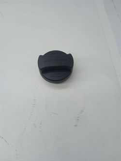 Крышка масляной горловины H.SANTA FE NEW,SANTA FE CM V2.2,AVANTE XD,HD,MD/ELANTRA,(ACCENT с 99г.),SOLARIS,SONATA NF,(SONATA NEW EF с 05-06г.),CLICK/GETZ,LAVITA/MATRIX,(PORTER II,STAREX,STAREX GRAND,SORENTO V2.4/V2.5 D4CB),SORENTO XM,SPORTAGE SL V2.0/2.2   - фото 42645