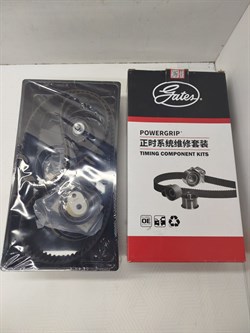 Ремень ГРМ GEELY COOLRAY, ATLAS, BELGEE X50/X70 V1.5 (K0120529/32208173/1046023400/1046023600) ремень+ролик натяжной+ролик обводной  GATES - фото 43390