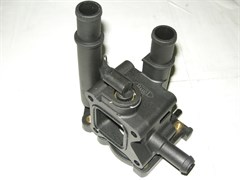 Корпус термостата D.LACETTI,LACETTI PREMIER/CRUZE,AVEO V1.4/1.6,1.8 VVT,OPEL ASTRA J,MOKKA,INSIGNIA (RU9613/96984103/55579951/25192228)  RUEI  с датчиком темпер. пластик. корпус