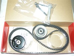 Ролик ремня ГРМ D.LACETTI PREMIER/CRUZE,(AVEO/T300 с 12г.),GENTRA V1.6 (113 л.с.)/V1.8 (140 л.с.) VVT (K015603XS/T43143)/55574864)  GATES  натяжной+обводной+ремень ГРМ